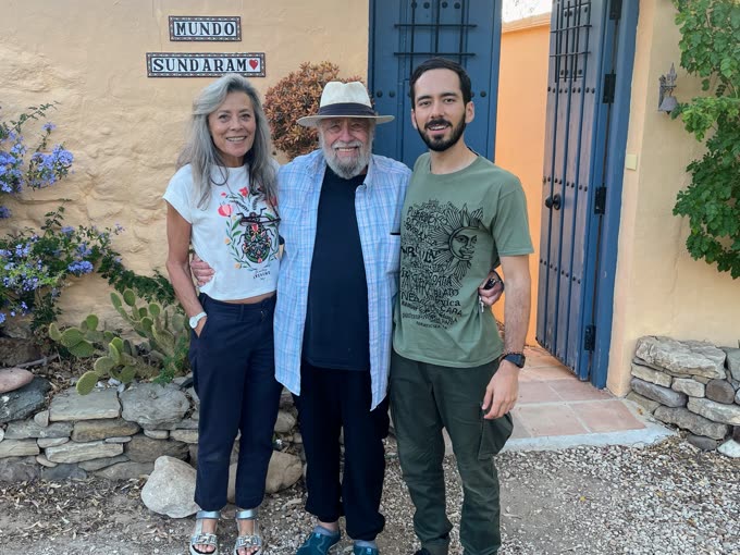 Fernando Andía junto a James Swartz e Isabella Viglietti-Swartz, maestros de Vedanta tradicional, frente a una casa en Málaga