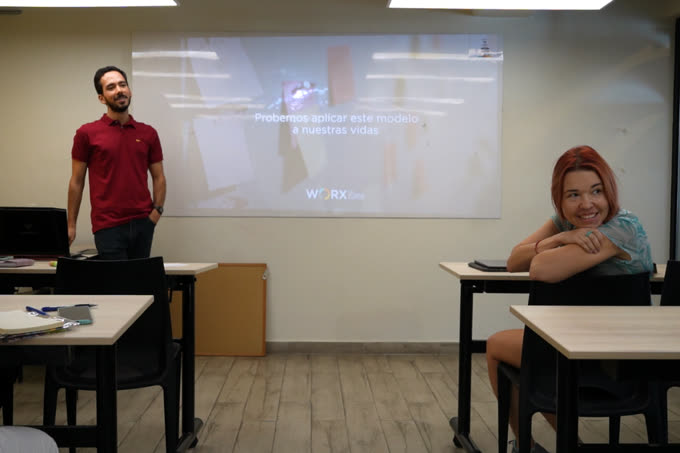 Fernando Andía dictando un taller para Worx, frente a una diapositiva proyectada